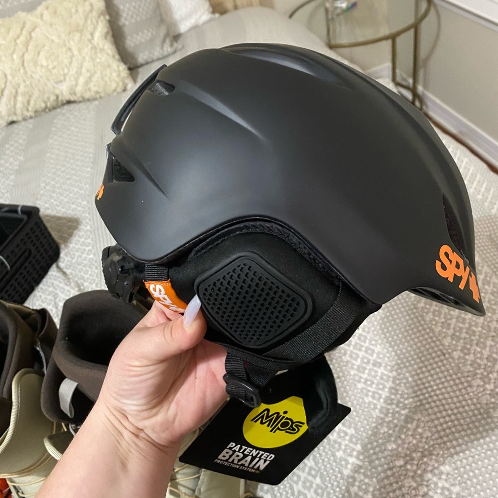 Snowboarding helmet